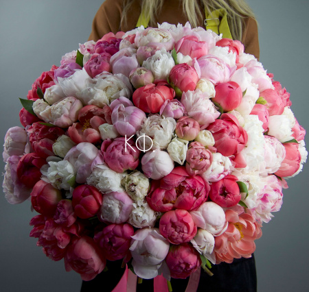 Яркий микс из 101 пиона - фото