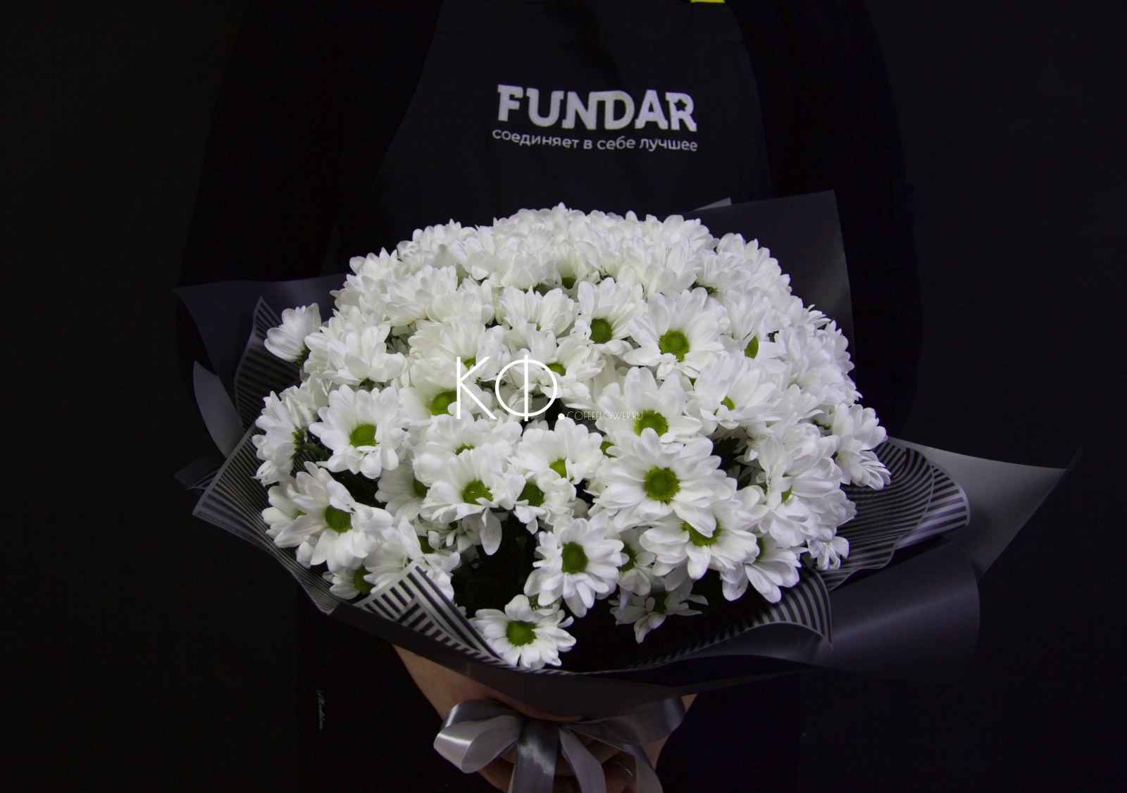 Белые хризантемы в чёрной упаковке фото