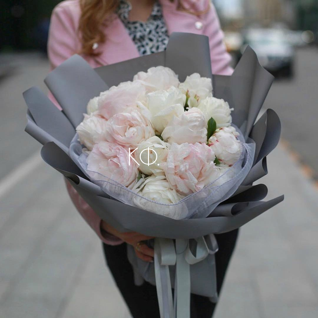 Букет из 19 пионов "Облако нежности" - фото