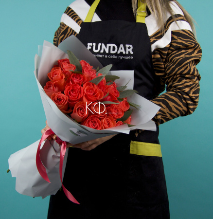 Букет из 25 коралловых роз - фото